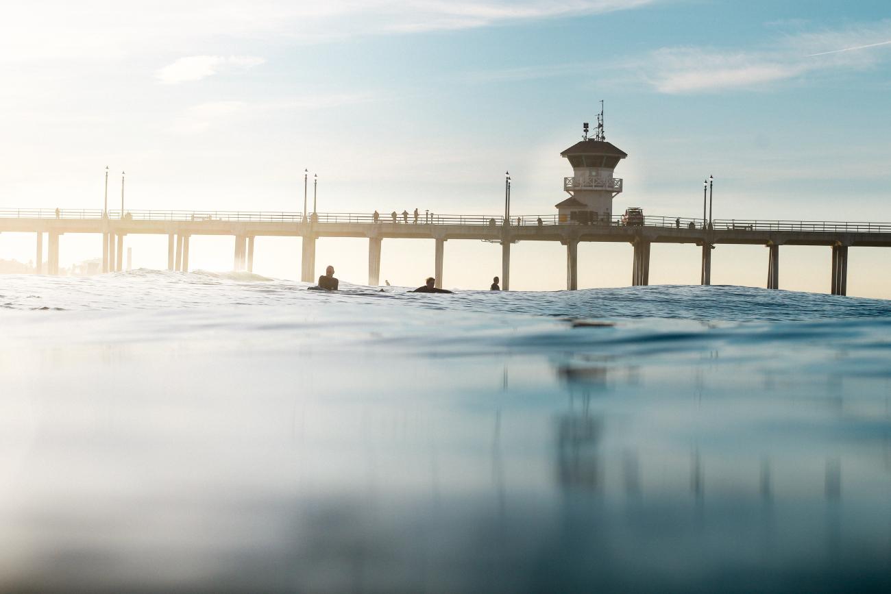 Image of a bridge and a lighthouse on the sea